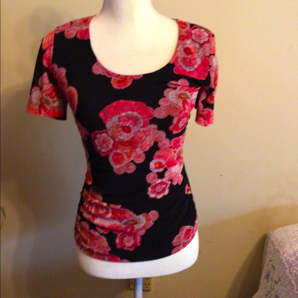 Short sleeved blouse with beautiful colors. Size S. Fitted